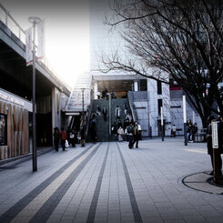 新宿駅東南口広場　１