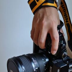 右腕のNIKON F4