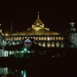 Al Markaz Al Islami (アルマーカス・アルイスラミ)モスク夜景