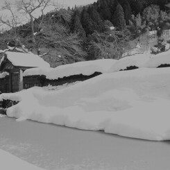 雪に埋もれた朝倉館