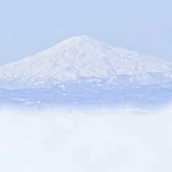雪壁から望む鳥海山
