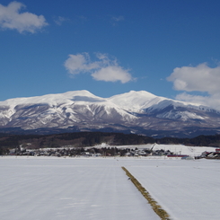 青空と雪の鳥海山-1