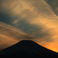 色付く雲と富士山