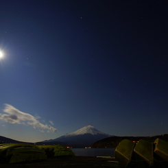 月明りと富士山＠岸のボート越し