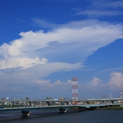 大きな雲は怪獣に変身