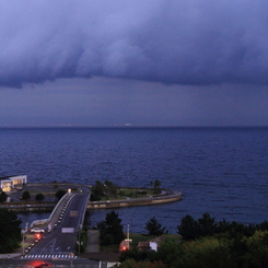 雲の重圧
