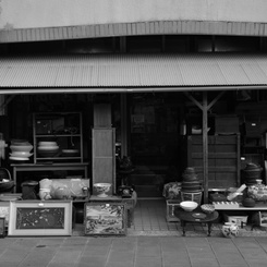 骨董品店にて