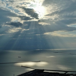 空と海の間