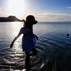 青い海と空と娘