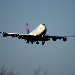 DELTA 747-400 到着