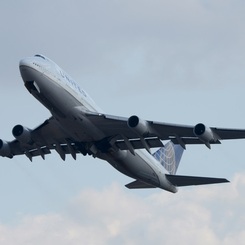 United 747-400 離陸