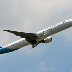 飛行　Garuda 777-3U3