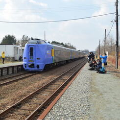 スーパー宗谷1号、雄信内駅、通過。