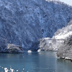 冬の庄川峡　すれ違い