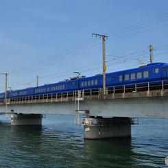 駅館川(やっかんがわ）を渡る青いソニック 