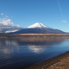 山中湖と富士山