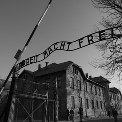 ARBEIT MACHT FREI (働けば自由になる）