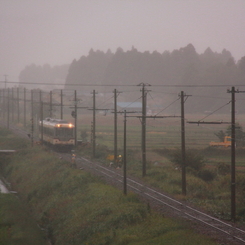 雨に煙る電車