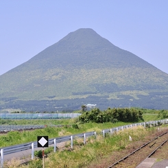 ＪＲ最南端の駅から開聞岳を望む