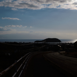 坂の上から光る海を見ていた･･･