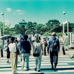 小倉城と横断中の人々