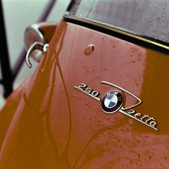 カフェの古い BMW