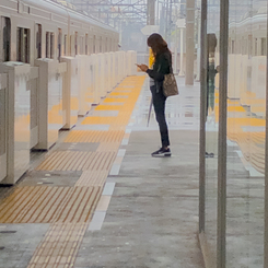 駅ホームにて