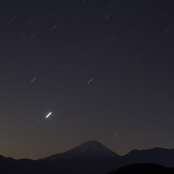 星空に浮かぶ富士