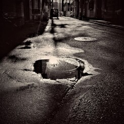 雨上がりの路地