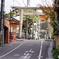 鳥居と長い階段の先の神社