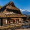 茅葺き屋根の建物と富士山（西湖いやしの里根場）