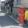 小路の赤ポスト