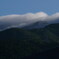 稜線の雲間に