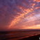 夏至の夕焼け　雲走る江の島の日の入り