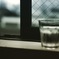 水を飲む