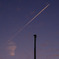 月と飛行機雲