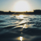 夏の海の中からの夕暮れ