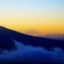 朝焼けの中、遠く富士山