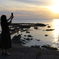 日本海夕日の丘公園から④　夕日を撮影する女性