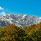 紅葉と雪山