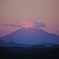 傘雲を湛え夕日に燃える晩秋の富士