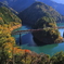 奥大井湖上を渡る井川線の電車