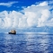 雲と船と海
