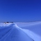 雪原に続く道