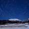 雪の大山とカシオペア座