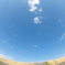 土手に寝そべると……