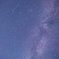 天の川の横を走る流星