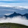 夏霧に映る人と山