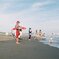 海を見守る人