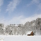 雪と小屋と青空